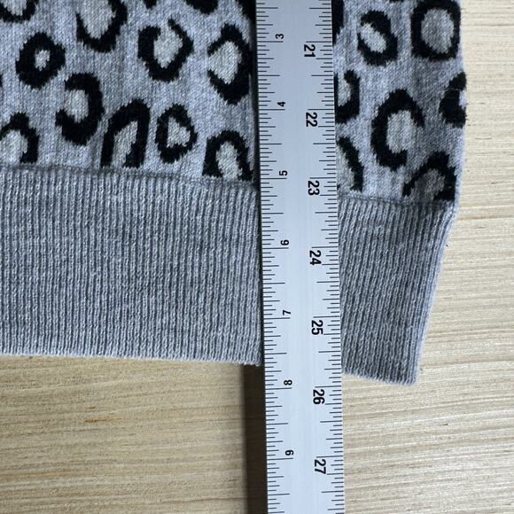 Old Navy Gray Leopard Print Sweater XS Women’s Long Sleeve Crewneck Knit Top - Picture 9 of 9